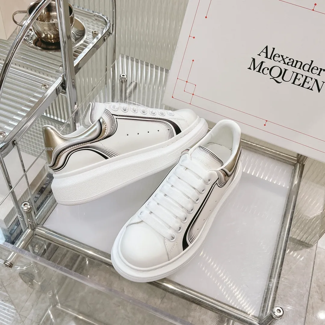 👟👟Ex-factory price 440👟👟 Men's size +10 (high version + 60 men's size plus 10) The latest addition to the counter is the top high-end version of Alexander McQueen·Alexander McQueen 2023 new wide sports shoes, white shoes and casual shoes👟New colors! The rear tail is really unique and pretty, I love it at first sight! 😍Top version! 👍🏻I won’t introduce too much about the style of this shoe. It will never go out of style year after year in spring, summer, autumn and winter. It is a super versatile style and has always been in hot demand. 🔸Upper: original custom-made latest silk cowhide 🔸Inner lining: cowhide foot pads + top-grade highly breathable mesh ��Outsole: the latest original open mold one-to-one precision mold PU vacuum outsole 🔸Female model 34-41 (customized at 34.40.41) 🔸Men's model 38-45 (customized at 38 45)
